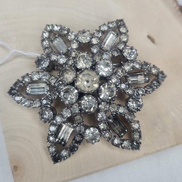Vintage Jewelry - Albert Weiss Vintage Rhinestone Flower Brooch 1950s GUC 2.25"